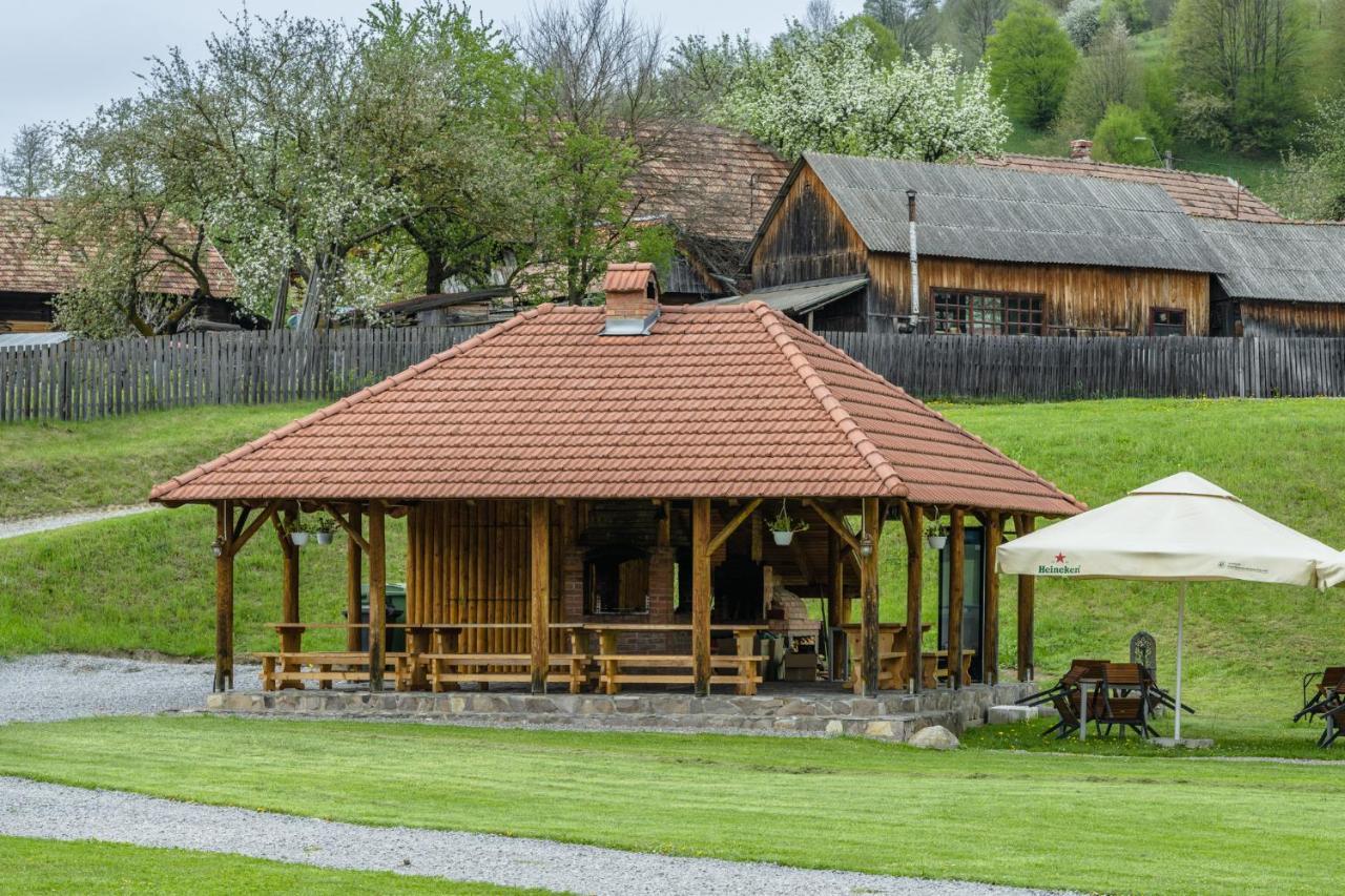 Biotour Camping & Restaurant Ghimeş-Făget Buitenkant foto
