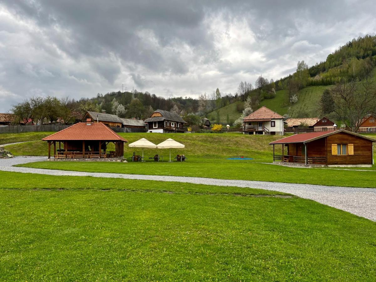 Biotour Camping & Restaurant Ghimeş-Făget Buitenkant foto